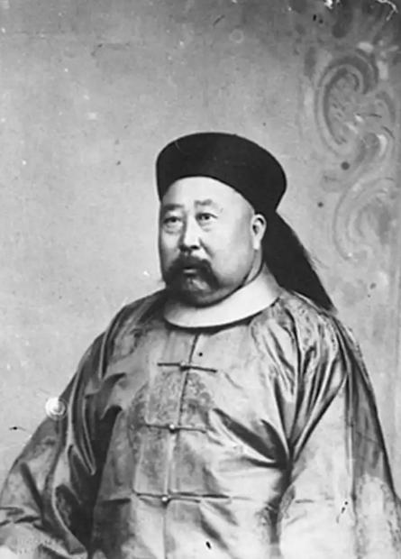 1900年八国联军侵华，直隶提督聂士成率军驻守天津八里台奋勇抗敌。他亲临前线浴