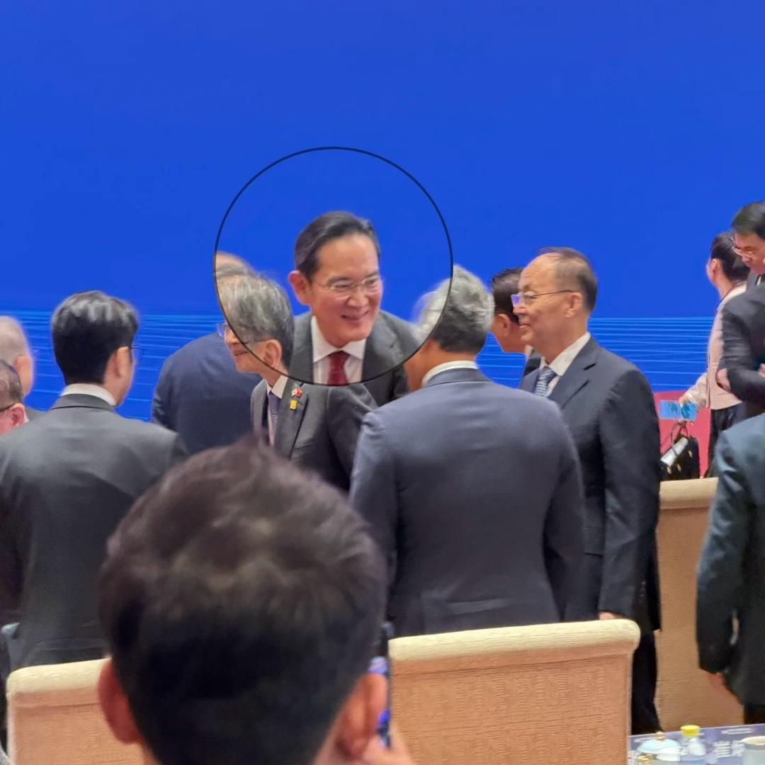 1月5日，李在镕跟着韩国商界代表团一起来参加中韩商务论坛的。这次论坛，说白了