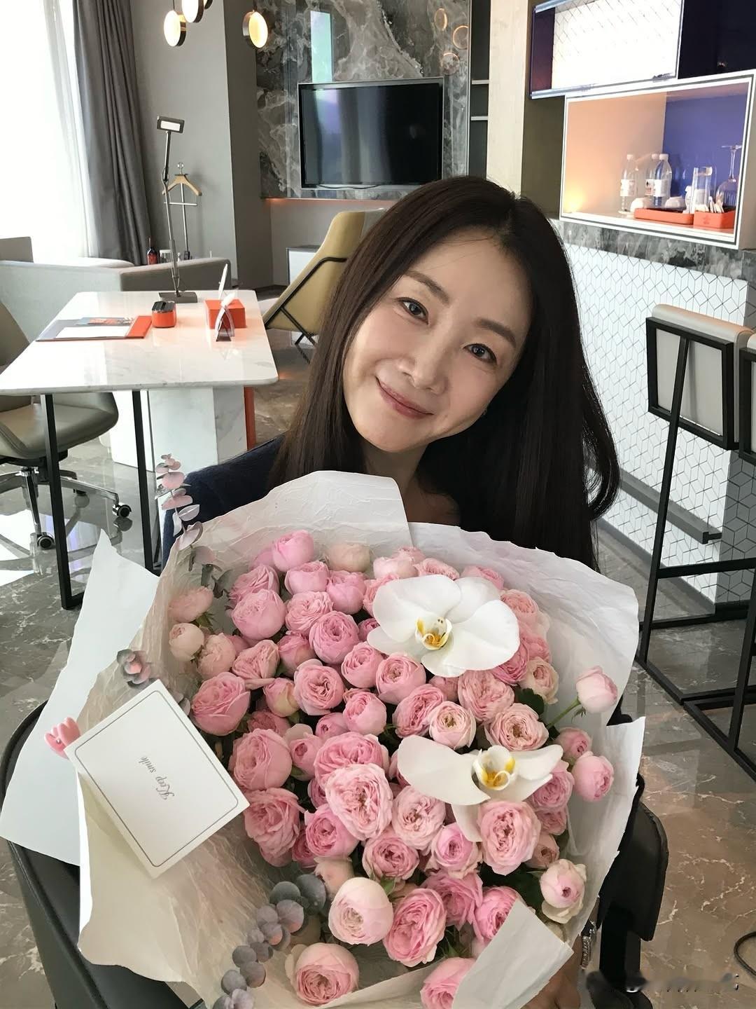12日，演员崔智友在Instagram上传了多张照片。照片中，崔智友手捧一束娇艳