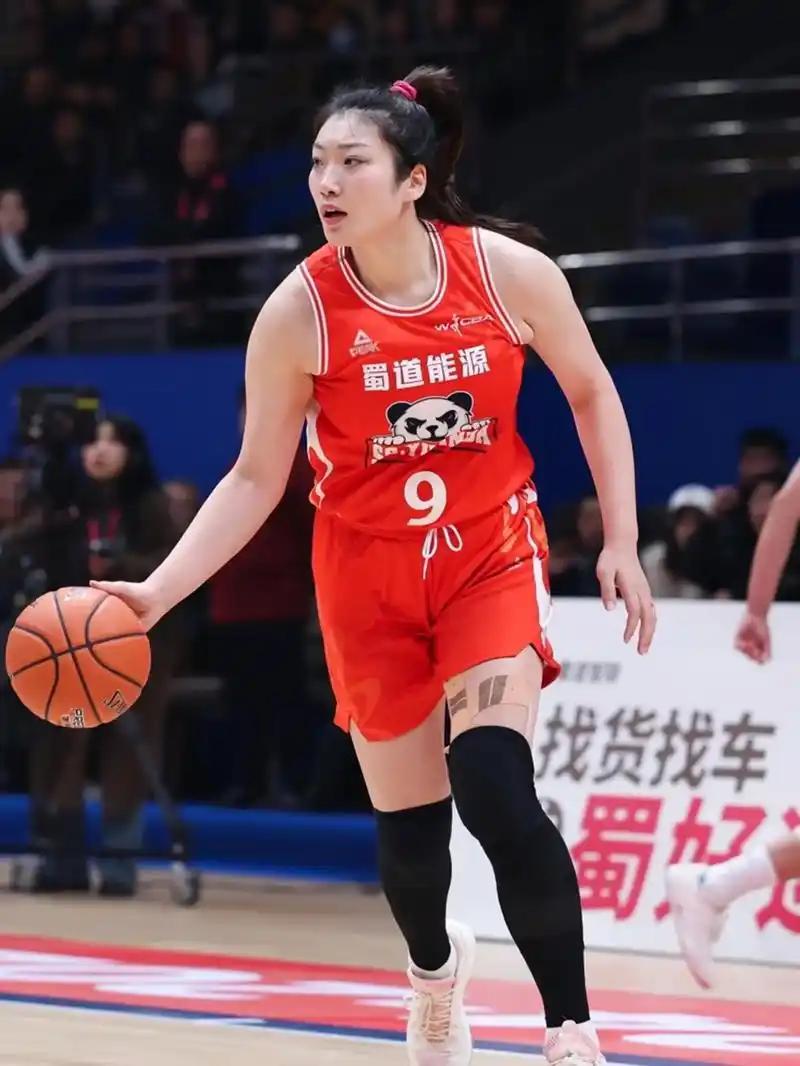 李梦这回可太让人意外了，31岁没选进女篮世预赛名单，转头直接在国外赚得盆满钵满。