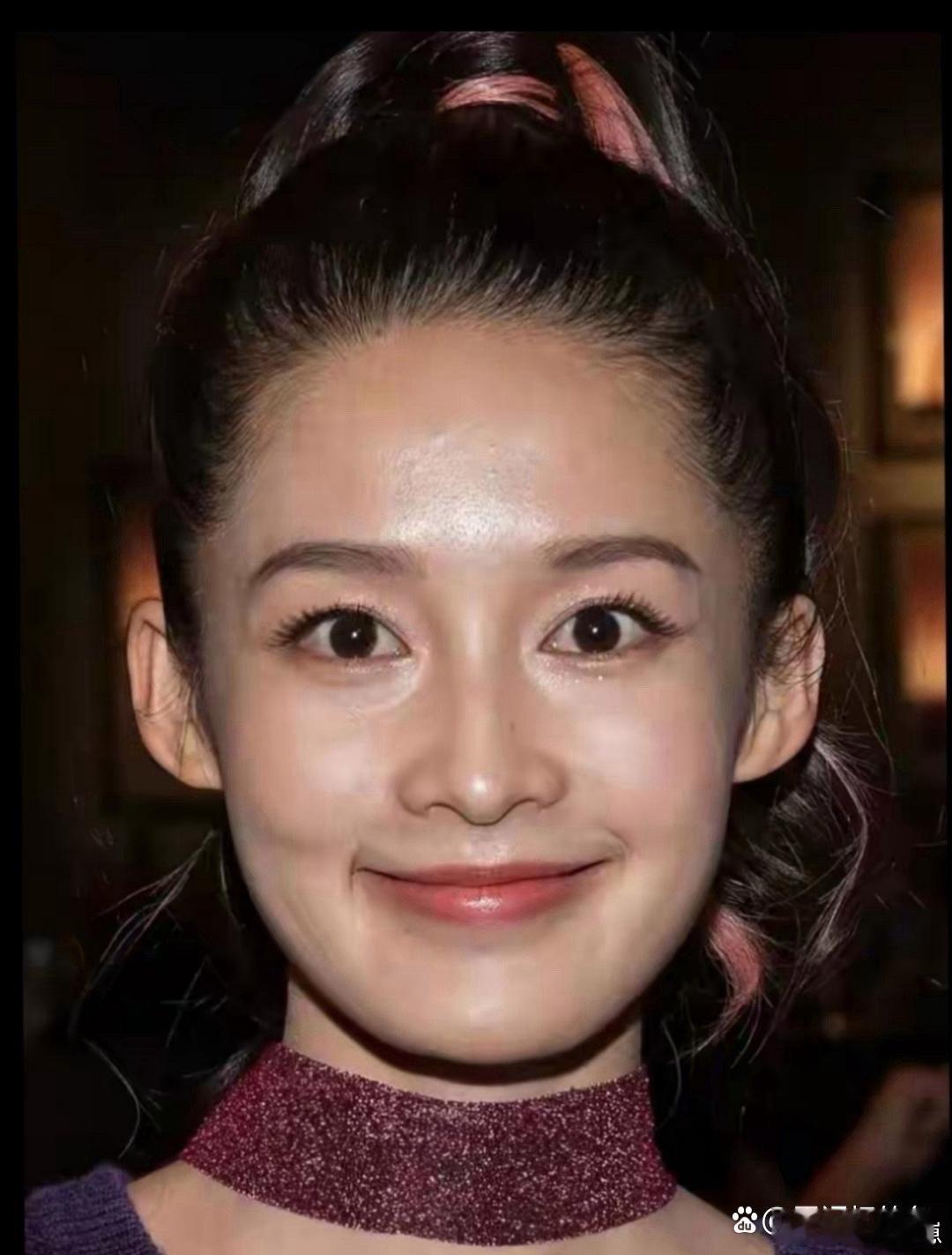 李沁这高清怼脸拍简直是“颜值教科书”！五官精致立体，皮肤状态好到爆，完全扛得住镜