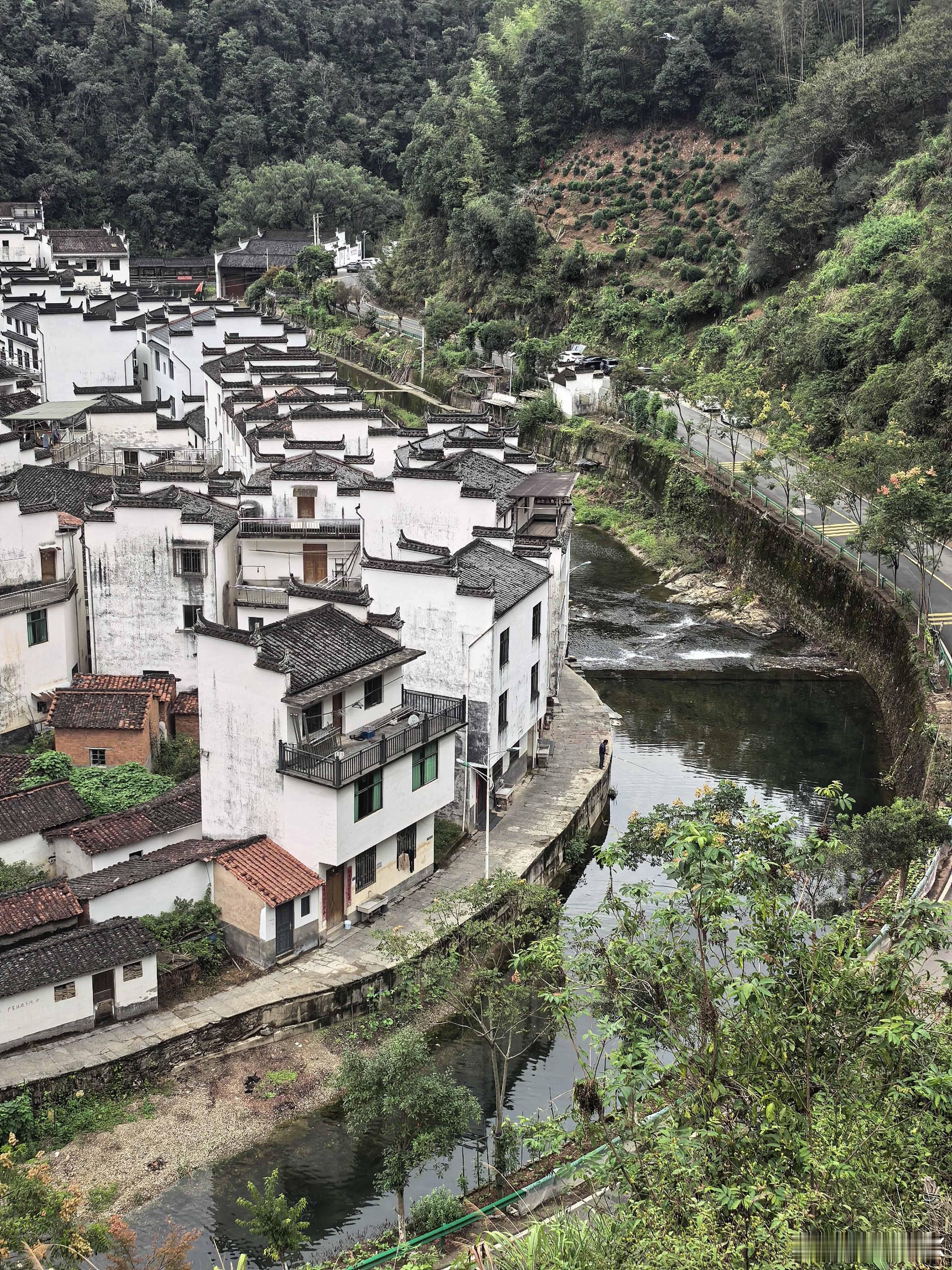 穿高跟鞋爬了个山已腿软​​​
