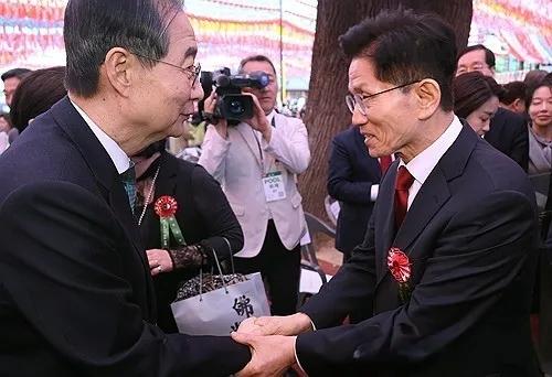 韩德洙目光炽热地盯着金文洙。没想到，金文洙没有选择与他眼神交流？虽然伸出双手