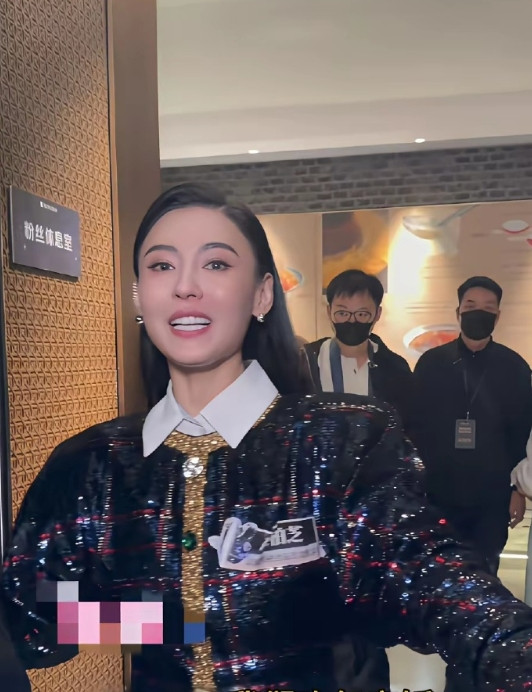 张柏芝打完官司后现身成都参加活动，牙齿怪怪的，一点都不自然，故意张嘴大笑，实际上