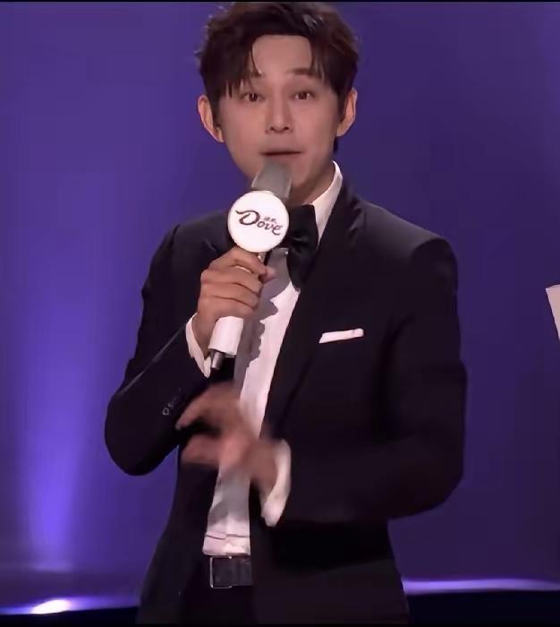 一觉醒来，估计全网都替何炅捏把汗，他可能自己都想不到，竟然还有自己救不了的场！