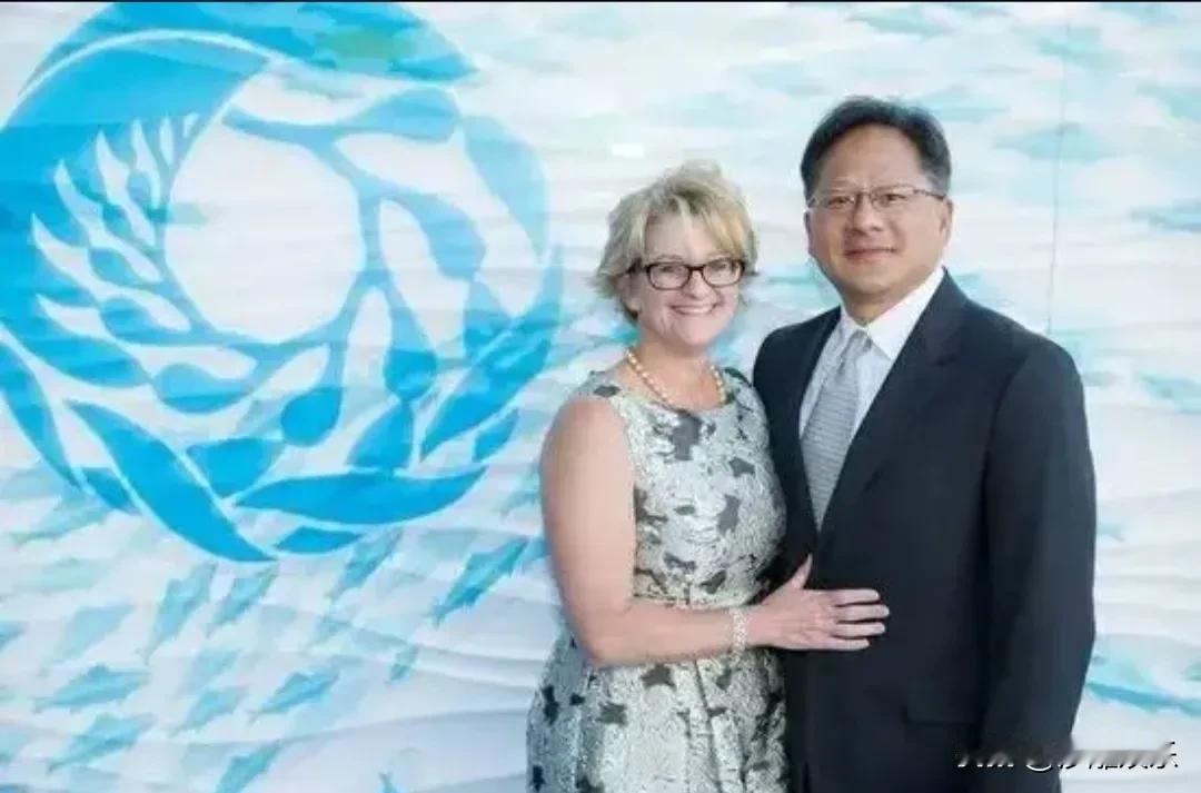黄仁勋“超能力”追妻！近日，英伟达CEO黄仁勋公开对妻子说话。没想到，这位