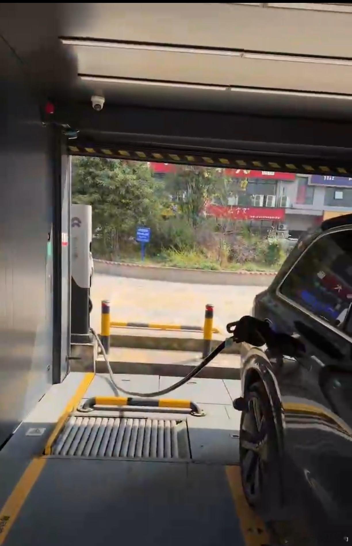 “蔚来饭店”：今天怎么回事，这位顾客只喝白开水不点餐？今天朋友在微信上给我发了段