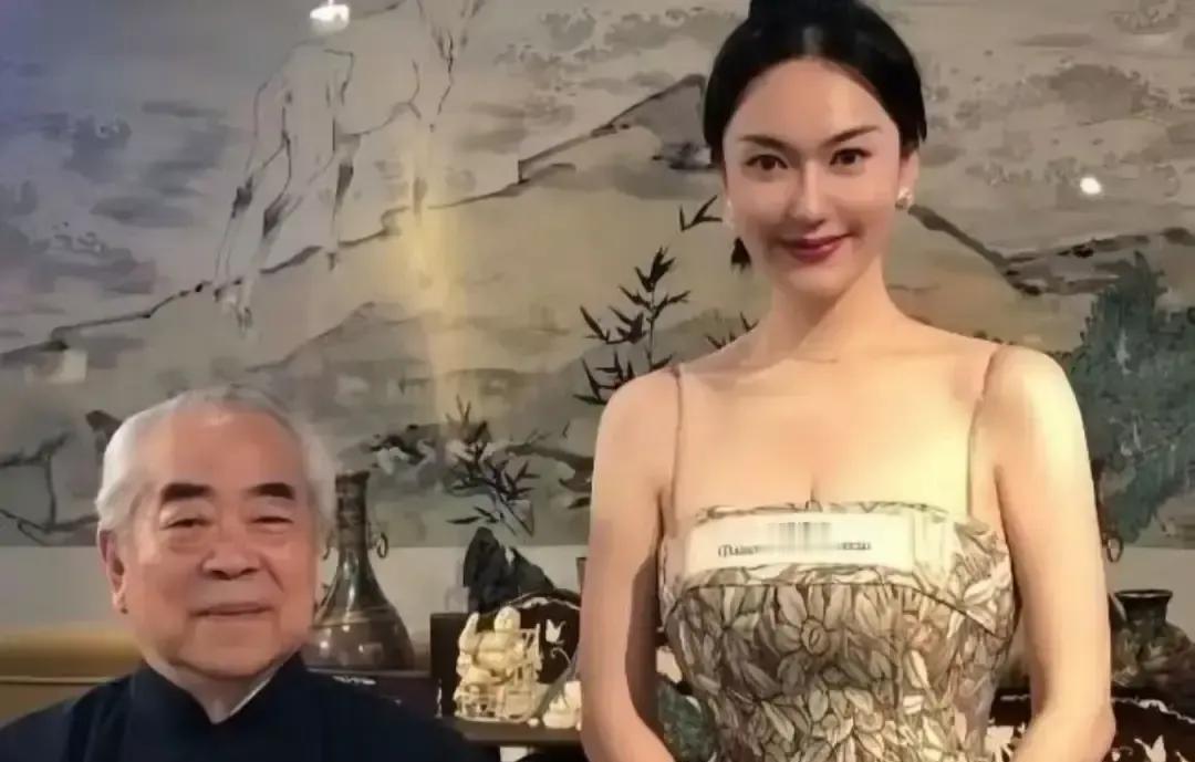 87岁得子，第一件事是发声明切断所有前子女的继承权。他抱着新生儿合照时，律师正