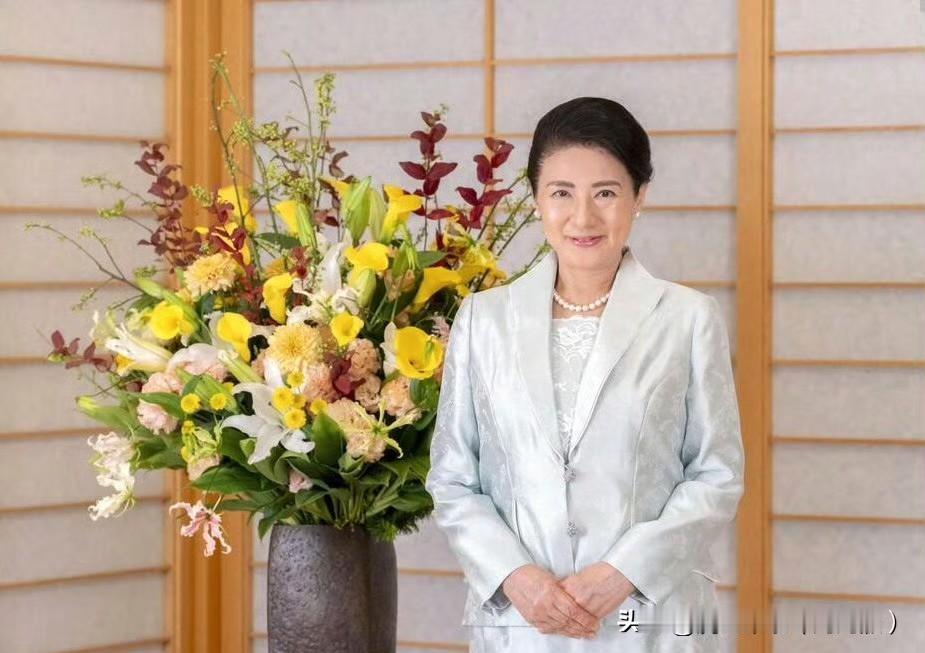 雅子皇后庆祝62岁生日。基本上每年都是这种无趣的摆拍，像木偶人！但今年两夫妻去访