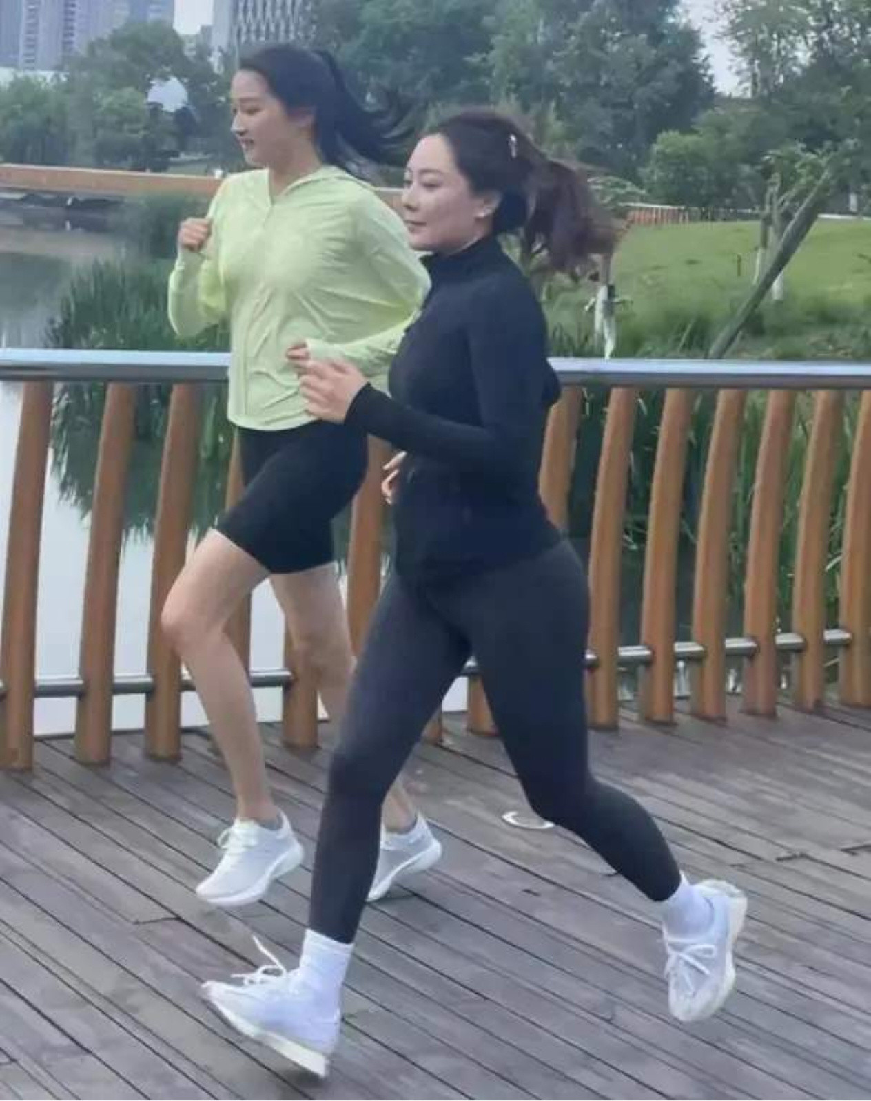 关晓彤公园晨跑，这腿长快抵得上全身的三分之二了