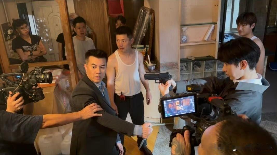 7月5日，成毅新剧路透，开机第二天，一群男演员，穿着秋装，在狭小闷热的房间，拍了
