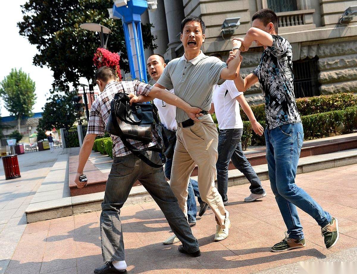 我勒个去！真事儿啊，这事儿搁我身上，我能记一辈子！就说我那俩同事吧，大半夜电影散