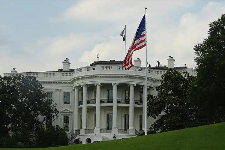 美国人终于把那层窗户纸捅破了！美国顶尖战略专家扔出一枚重磅炸弹，毫不避讳地承认：