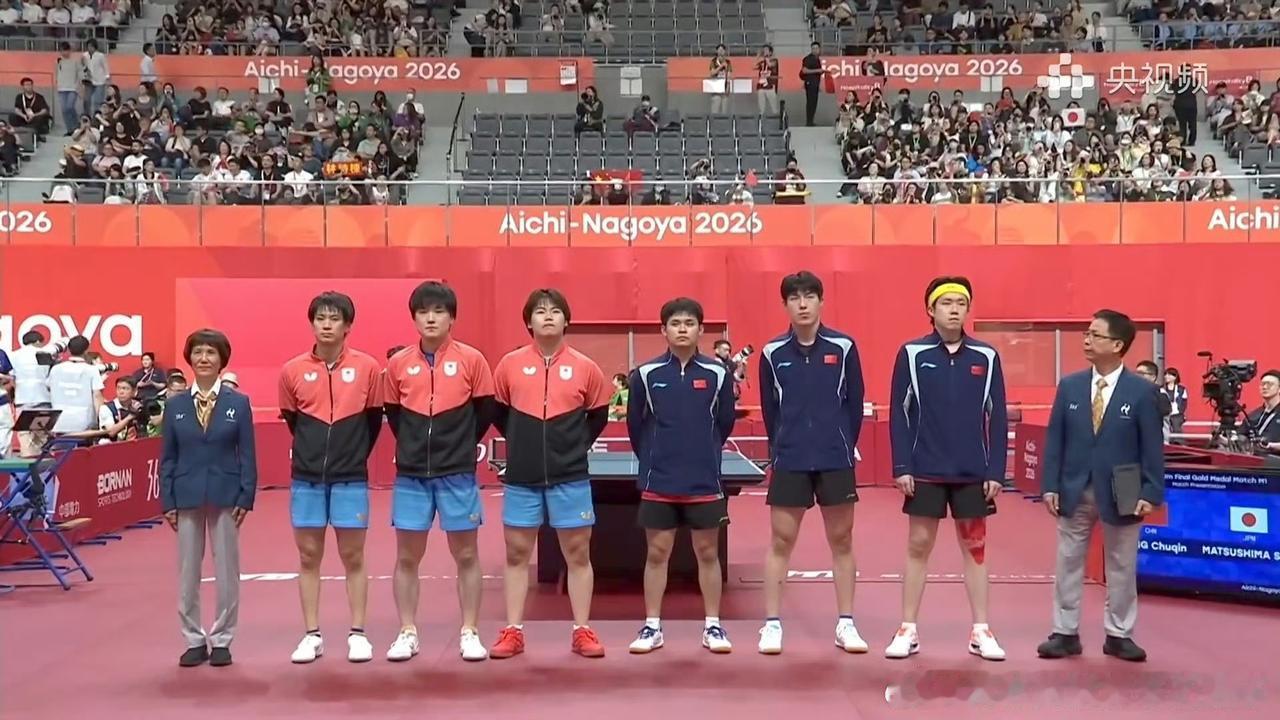 9月24日王励勤和肖战在观众席愁容满面，已经看不到希望的男团，真的开心不起来。这