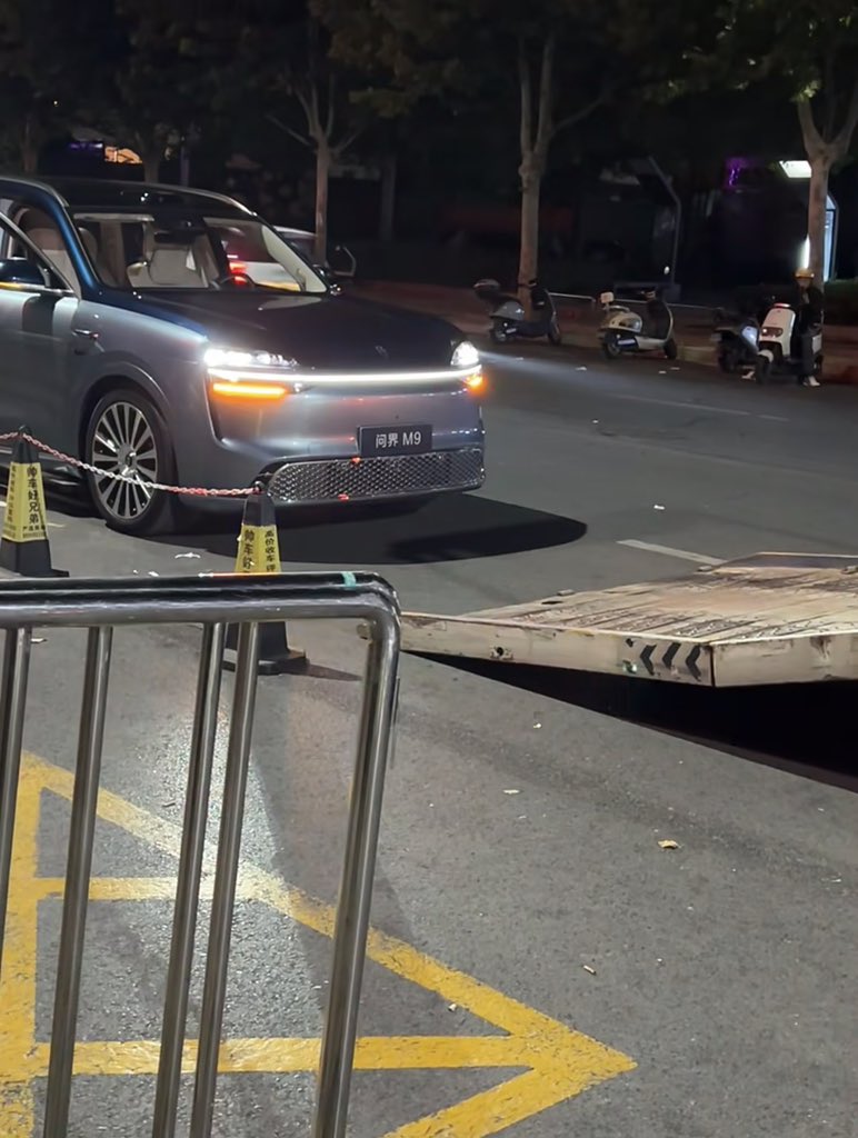 问界撤出华为门店赛力斯携问界，脱离华为深度捆绑体系的第一天。华为多数门店，把问界汽车下架了。脱离的背