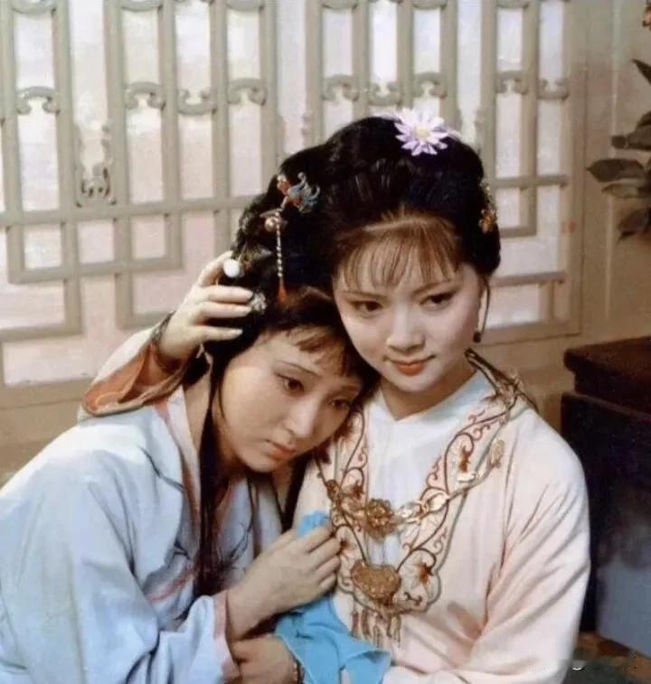 红楼梦里有可多矛盾的地方，可能是作者故意写的留的线索。说薛家有钱，宝钗整天穿着旧