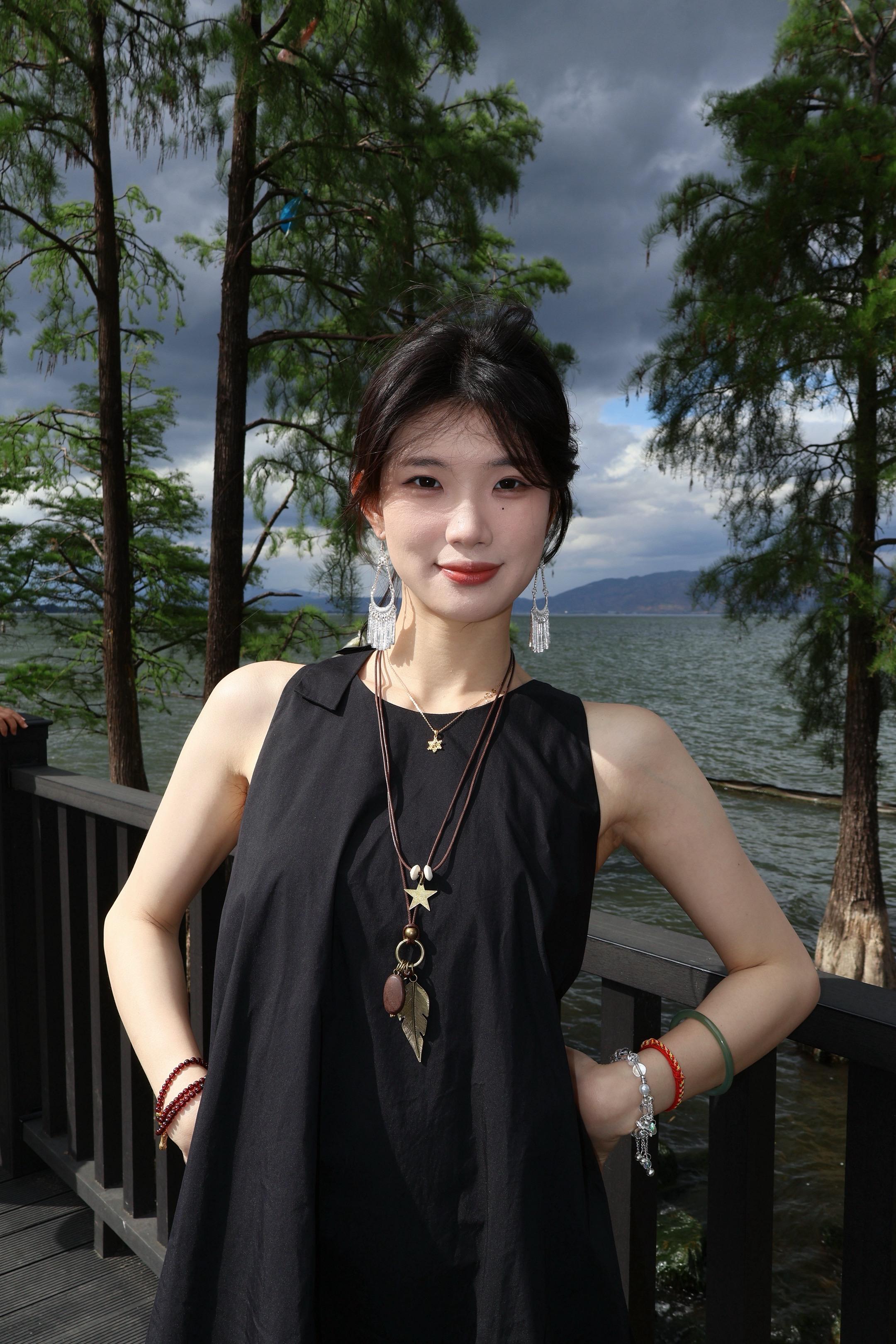 大理。你笑起来，乌云都会散开