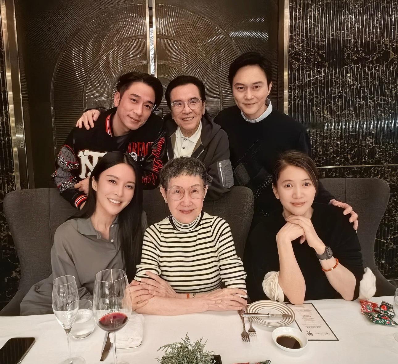 张智霖袁咏仪、吴卓羲、张曦雯、姜大卫夫妇聚会照🍷