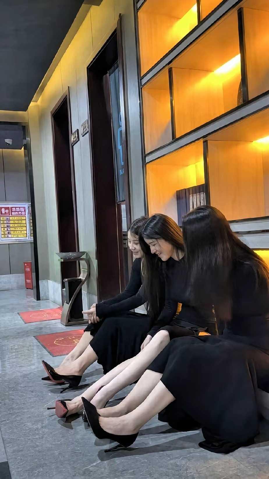 忙里偷闲坐一排，相互欣赏鞋子，讨论谁的腿更出彩。我觉得的中间女孩腿最白最好看。你