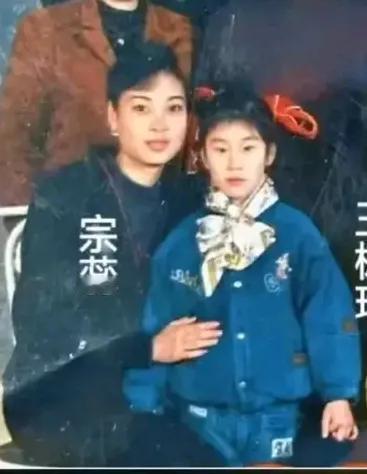 都说侄女像姑姑，宗馥莉长得不像姑姑，眉眼之间倒有几分像姑姑的女儿。宗蕊也算幸运了