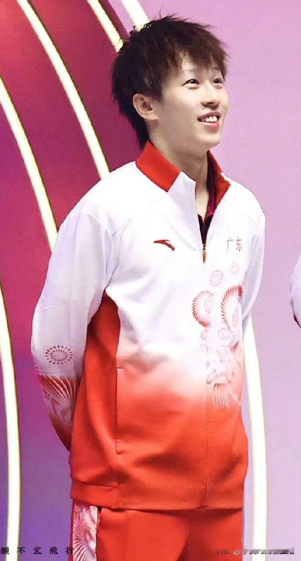 林高远说这块全运会金牌的分量非常重。那一刻感觉他所有压力和包袱都可以放下了。护旗