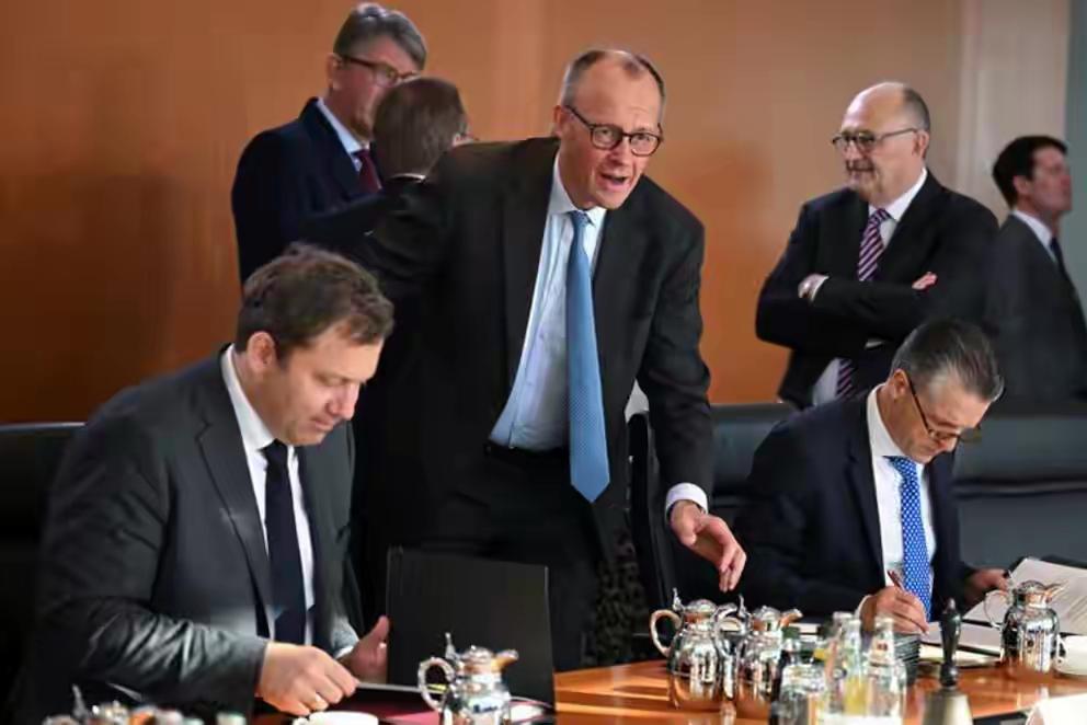 不知道你发现没有，最近关于德国的新闻里，常常能看到一种挺矛盾的现象。这边，政