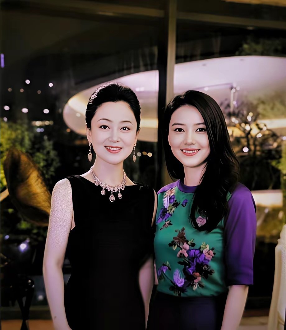 都说陈红是大陆第一美人，我收集了一些陈红年轻时和同伴们合拍的照片，大家看看是不是跟传说中的一样呢​