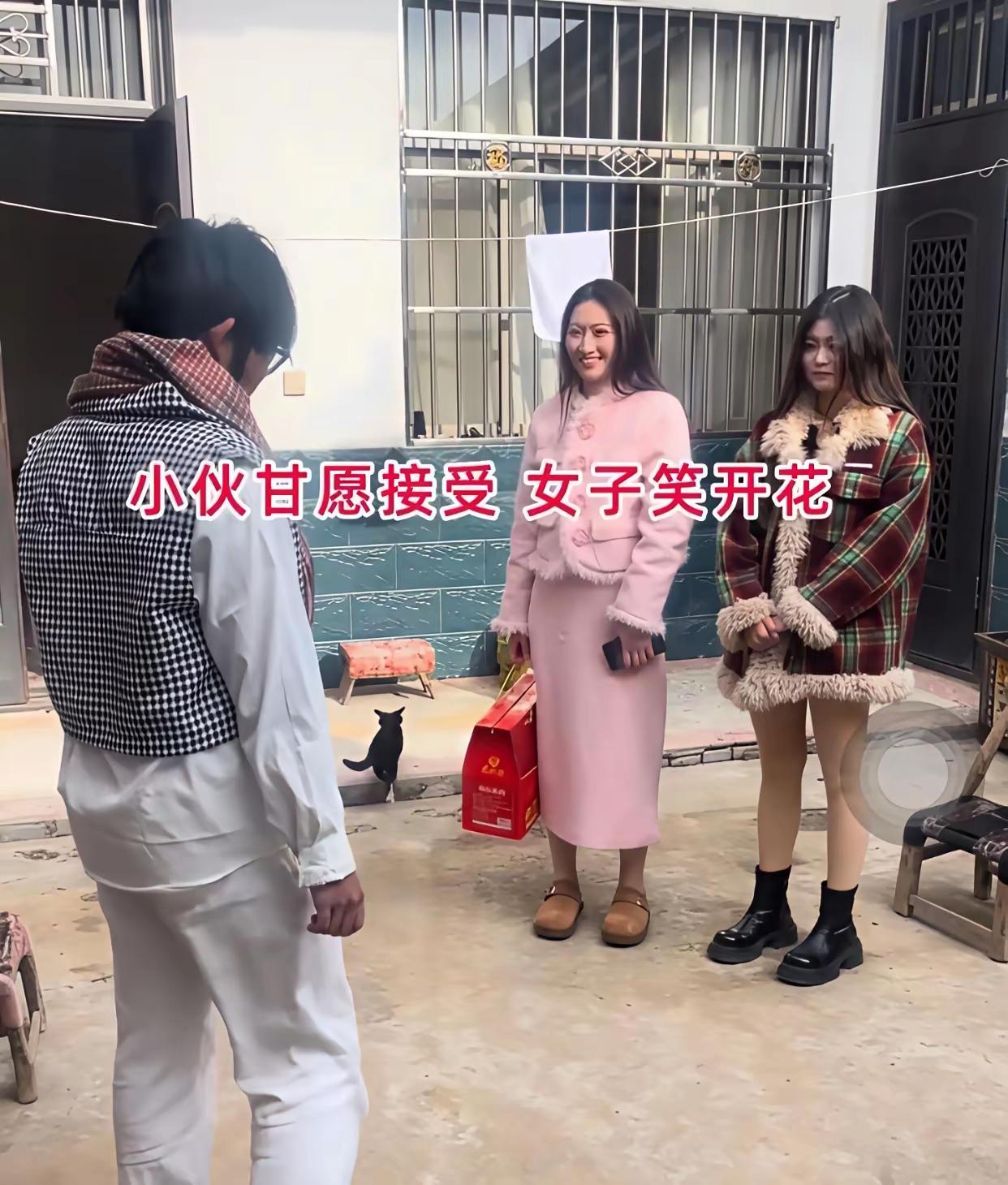 农村小院里一场相亲，看得人五味杂陈。女方带着介绍人过来，坐下就直白摊开自己的条