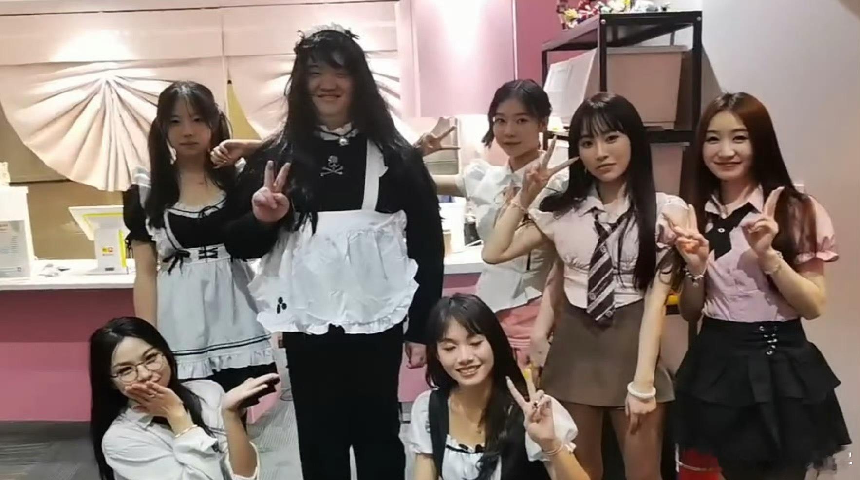 枫哥：现在都是叫什么神的，最变态的是谢彬好吧，没人喊他他自己搞了一个彬彬神，自封