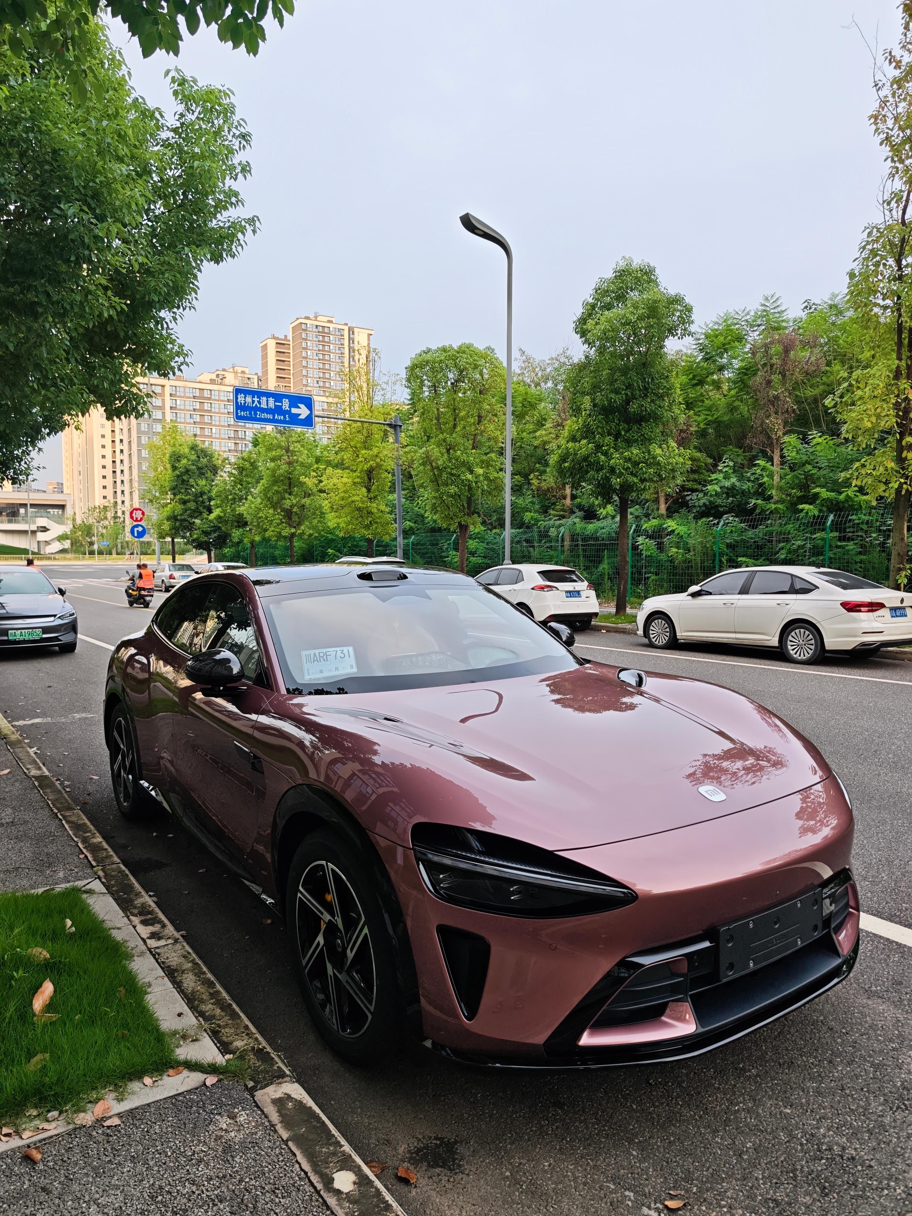 没道理啊，你说说这车凭什么这么好看？昨天开回市里，停路边就被路过的小哥拍，看得非