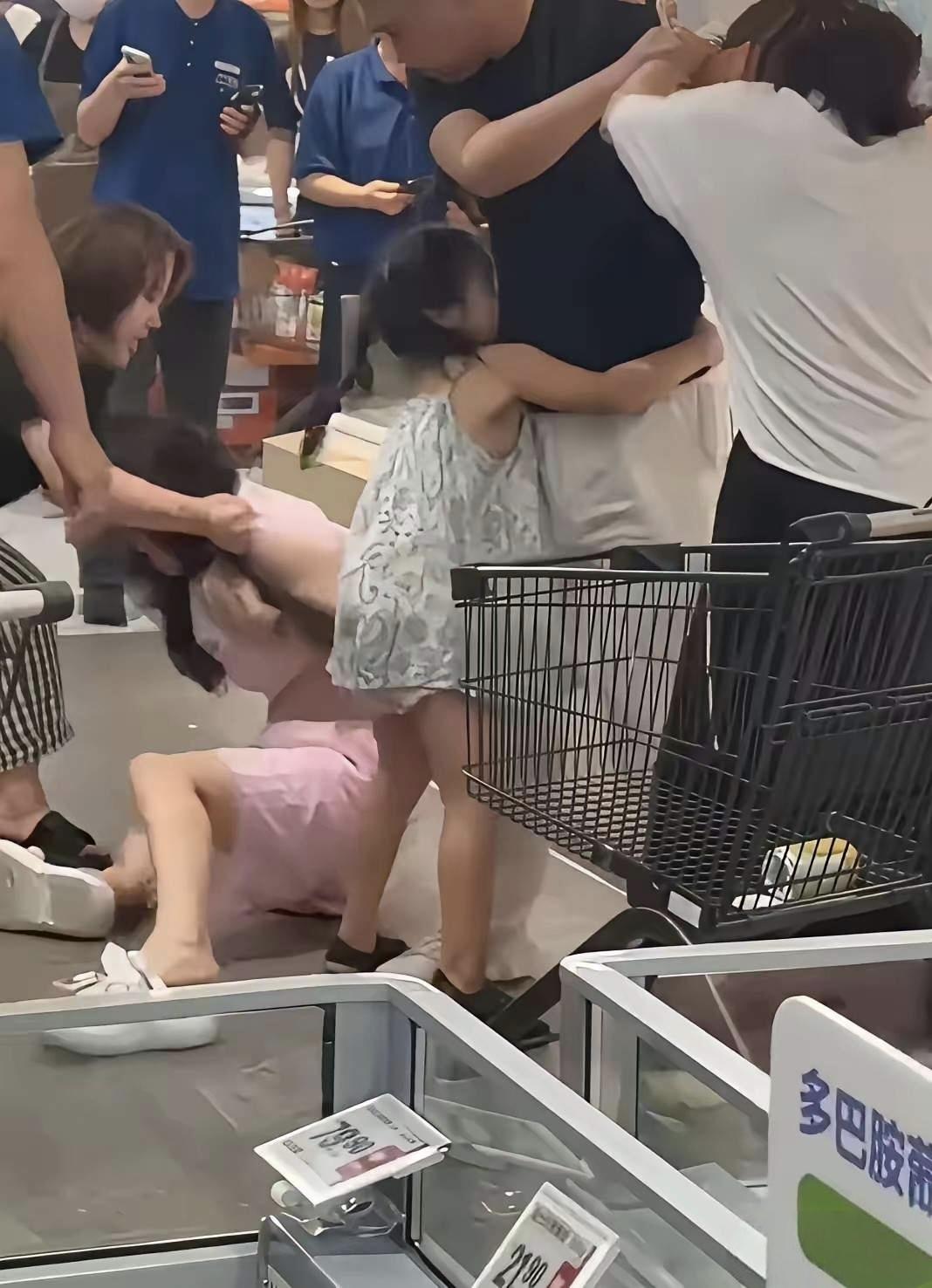 女子带着5岁女儿抓小三！苏州盒马超市这一幕看得人心里堵得慌！晚上原配带着5