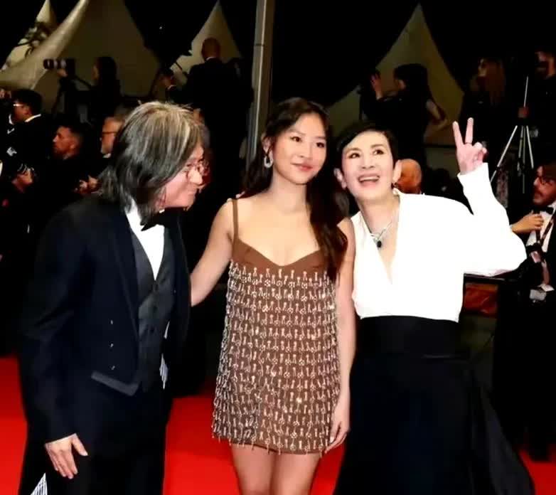 娱乐圈这对模范夫妻最近激动到跺脚！陈可辛和吴君如的女儿竟然考上了全美最难进的大学
