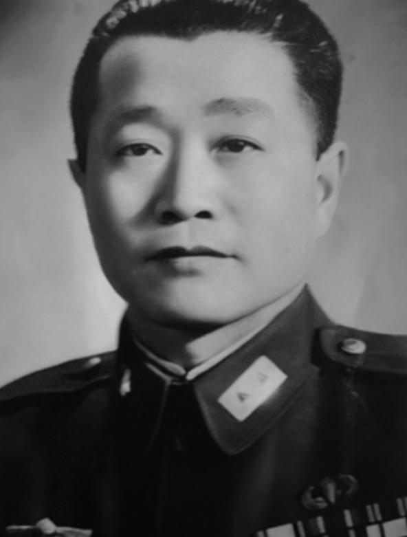 1927年，周恩来被捕，谁料，审讯他的人，竟是他的学生，他凑近周恩来，轻声说：