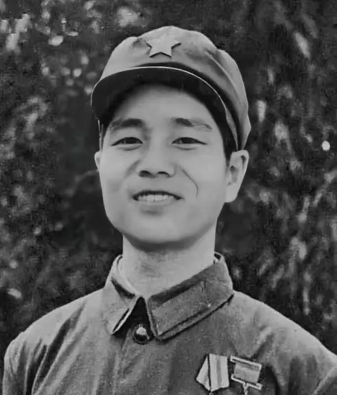1979年，越南高平。饿得双眼发昏的孤身战士陈书利，正跪在红薯地里疯狂刨食。突然