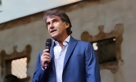 尤文图斯任命卡尔内瓦利为CEO兼总经理，标志俱乐部深层战略转型。他在萨索洛成功实