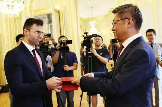 终于弄明白马库斯家族为什么要将照片保存了三代，直到现在才捐赠出来了，原因居然是：