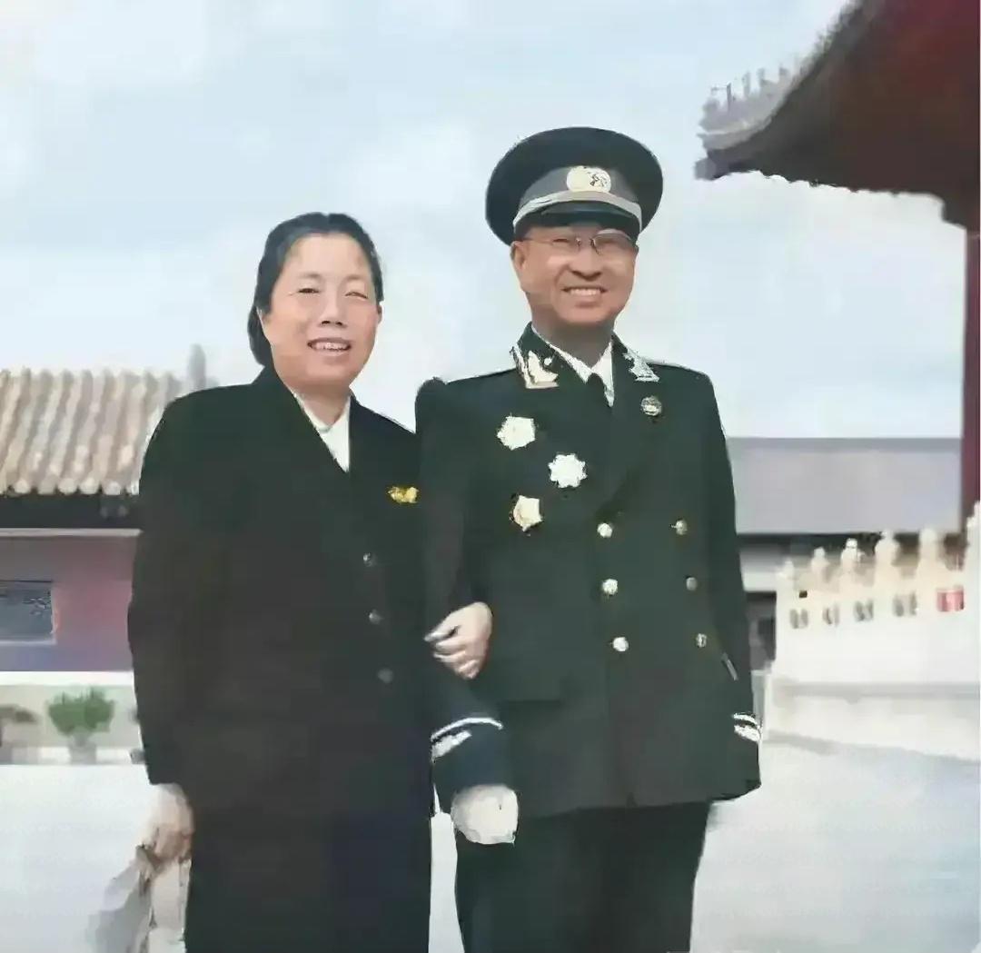 陈赓穿着崭新的大将军服，站在邓颖超大姐跟前，像受了表扬的学生！这张老照片拍摄