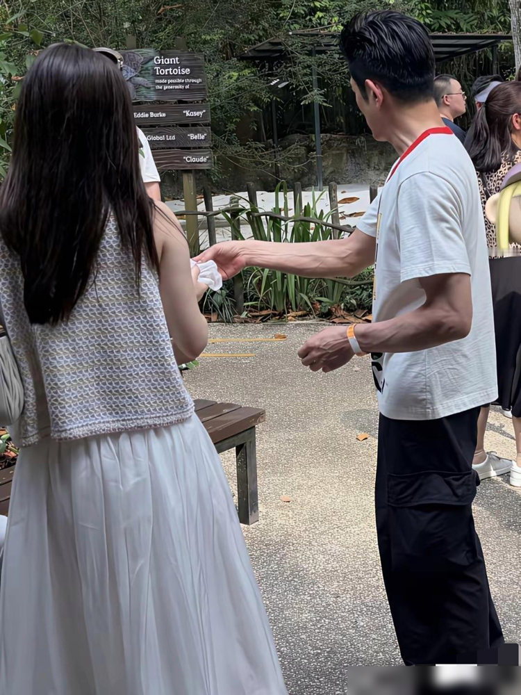 郭富城这哪是天王，整个一贴身跟班。网友偶遇他带方媛爬山，岳父、女儿全在场，他照样一路牵着，没松过手，