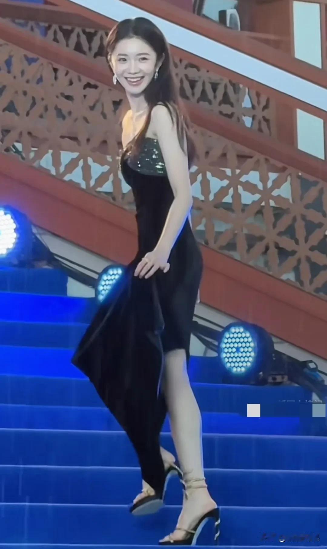 不愧是老谋子的眼光，刘浩存这颜值、气质确实没得说。她和李晨，郑恺一起现身北影节