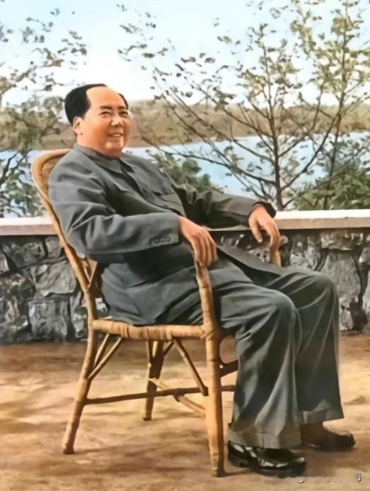 每当看到毛主席照片或影像，亲切感油然而生，这种亲切感是发自内心瞬间迸发出来的。