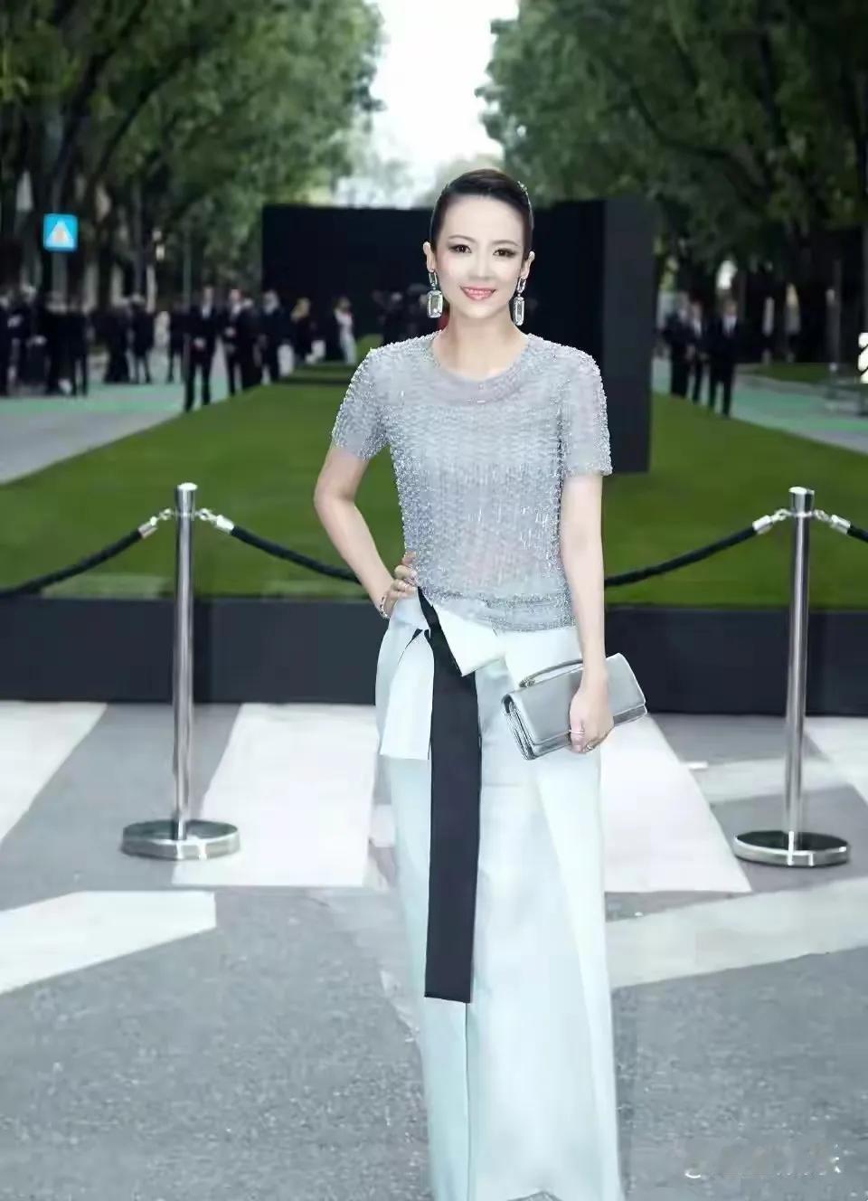 在活动现场，章子怡宛如一颗璀璨星辰，高级感从她身上肆意流淌。她身着一袭剪裁精妙的