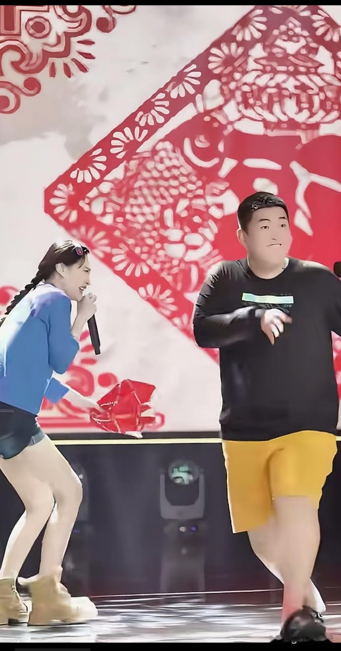 赵本山老师这俩孩子挺踏实的，也没有富家子弟的恶习，实话实说，表演节目很专业