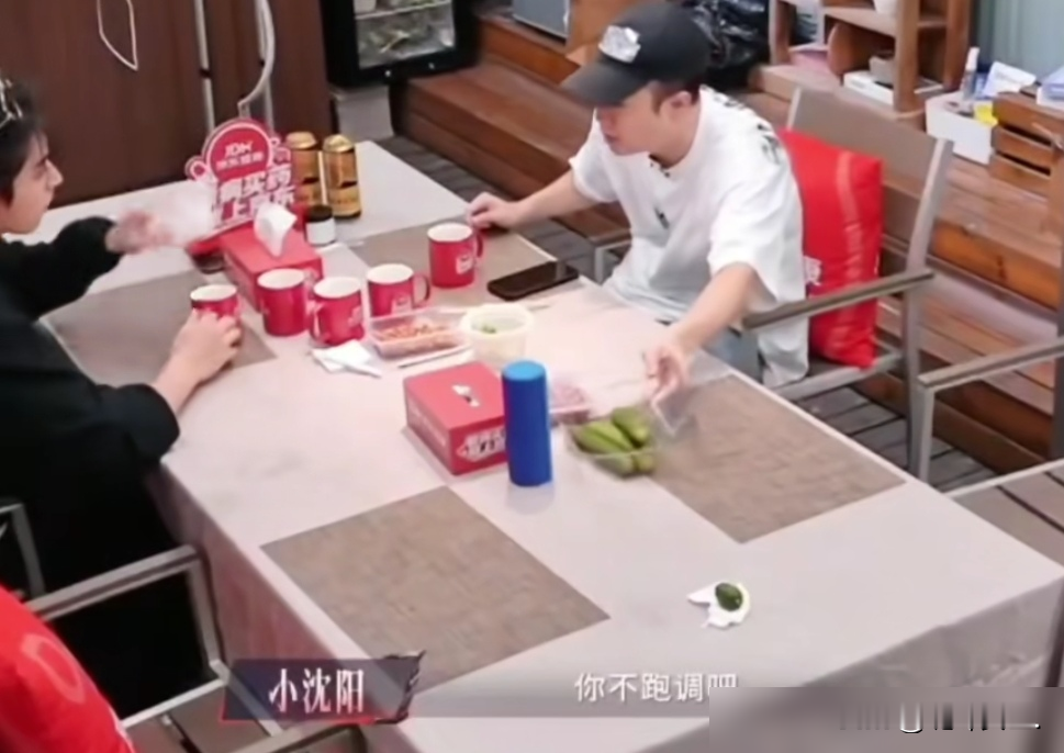 小沈阳一句话，戳穿了多少舞台跑调的真相。陈若轩解释，说自己私下唱歌不跑调，初舞台纯粹是紧张，加上不适