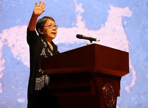 “一定要把《愚公移山》这篇课文移走，它真的太可怕了！我们一起投票把它否决掉！”2