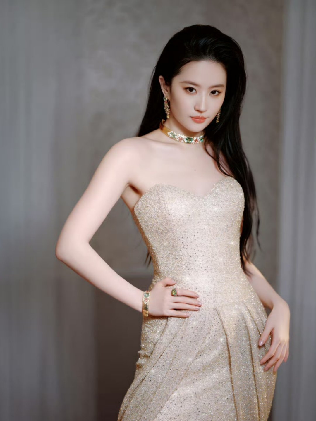 刘亦菲美的不知天地为何物了仙女姐姐刘亦菲在第30届白玉兰荣耀之夜红毯上，身着一