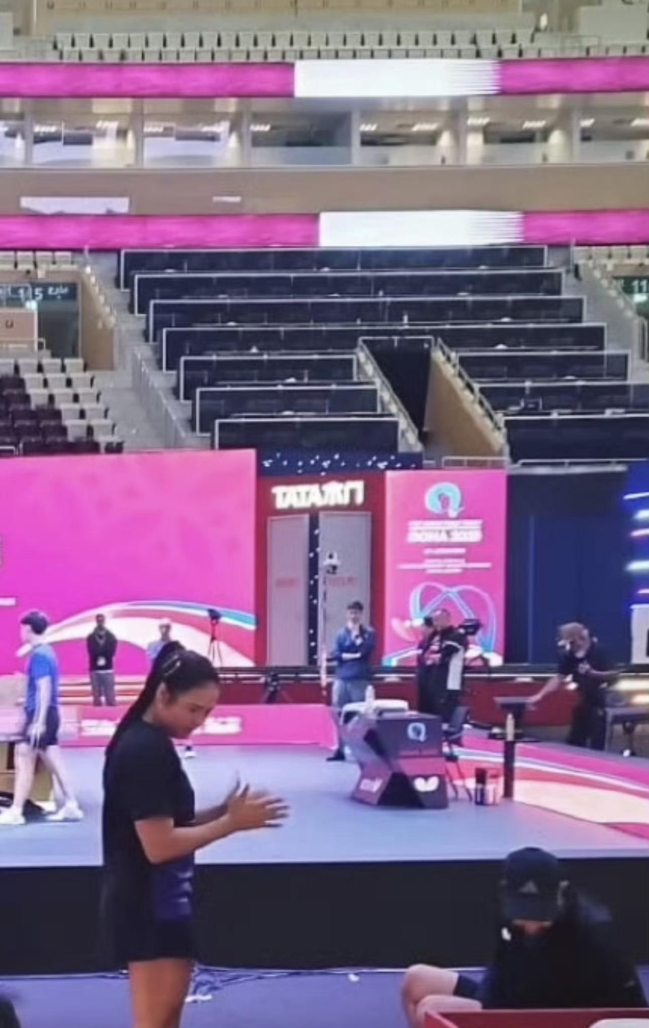 王励勤、央视美女解说高菡都已经到达高菡了。王励勤已经庄严肃穆站在训练场盯王楚钦，