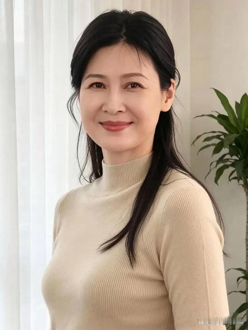 46岁的童蕾，褪去青涩反倒愈发动人，比起年少时期，多了别样的韵味与魅力。​​​