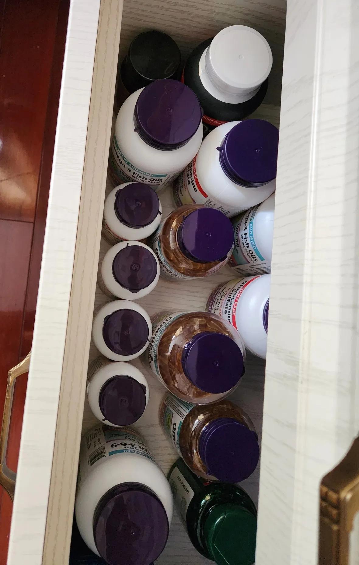 头疼死了,回到家桌子上放的都是保健品。以前老两口可精明了,每天把家收拾的干干净