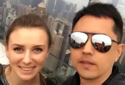 2012年，年仅23岁的俄罗斯姑娘妮娜，被一纸脑瘤诊断书打碎了所有美好生活。万般