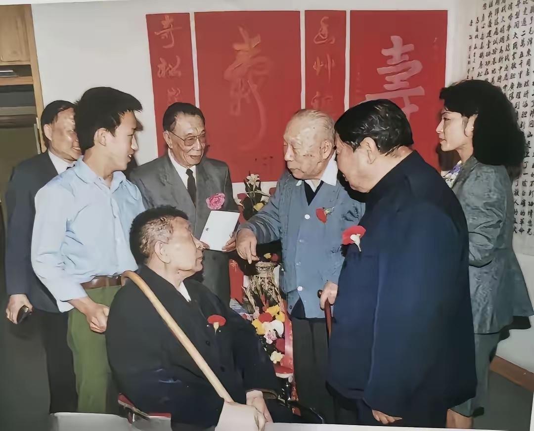 90年代，几位开国将领在一起的合影。听说只有60以下才认识，能全部都叫出名字的说